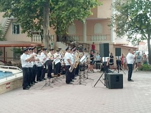 Первыми обновленную концертную программу оркестра культурного центра МВД по Республике Крым увидели жители и гости курортного города Судака