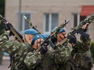 В Нижнегорском отметят день воздушно-десантных войск выставкой оружия и пролетом боевой техники