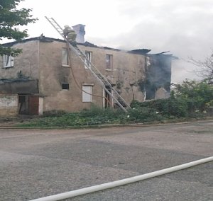 Севастопольские спасатели ликвидируют пожар в деревянном многоквартирном доме по улице Челюскинцев
