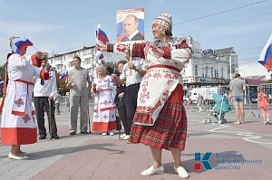 Как крымская столица отмечает День Государственного Флага