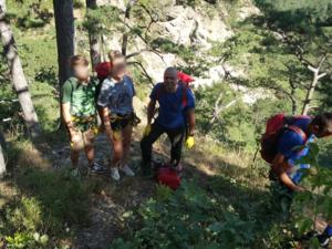 Спасатели эвакуировали двух несовершеннолетних туристов с Крымских гор