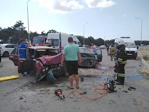 Севастопольские спасатели ликвидировали последствия ДТП, деблокировав четверых потерпевших из столкнувшихся автомобилей