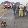 Спасателям пришлось вытаскивать водителя из кабины попавшего в ДТП ВАЗа