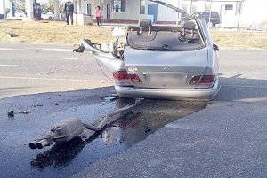 Автомобиль, в котором находились дети, разорвало на две части в Крыму