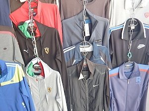 В Керчи и Феодосии таможенники изъяли полтысячи контрафактных спортивных футболок и шорт