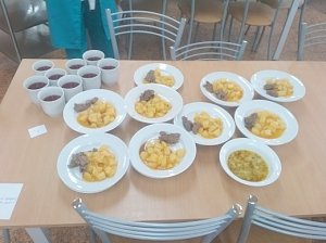 В одной из школ Симферополя эксперты ОНФ выявили «недовес» порций в столовой