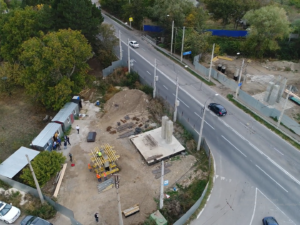 Ход строительства надземных пешеходных переходов проверили в Перевальном, Лозовом и Заречном