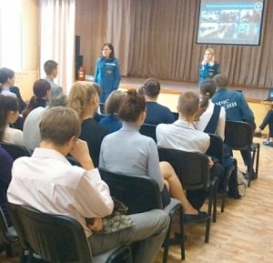 Сотрудники МЧС России поведали о своей деятельности севастопольским старшеклассникам