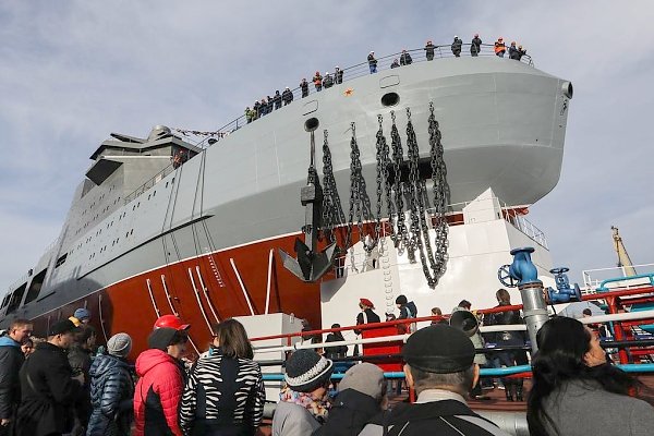 В Петербурге спустили на воду первый российский боевой ледокол