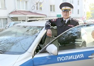 Крымчанин поблагодарил за помощь сотрудника ДПС, который оказал своевременную помощь и сопроводил его автомобиль с больной родственницей в больницу