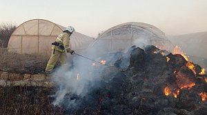 В Нижнегорском районе сотрудники МЧС потушили 300 тюков соломы