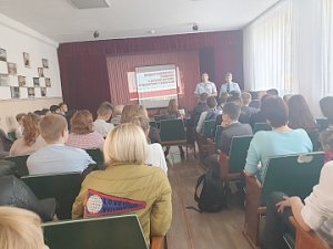 Сотрудники Госавтоинспекции провели родительское собрание в одной из школ поселка Советский
