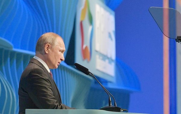 Путин заявил, что благодаря грамотным действиям властей удалось удержать Россию от сползания в рецессию