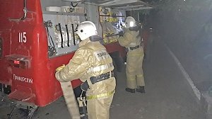 Спасатели эвакуировали людей при пожаре в поселке Приморский