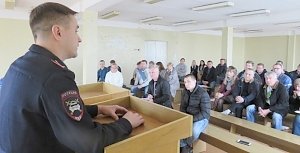 Сотрудники Госавтоинспекции Севастополя проводят планомерную работу со взрослым населением по популяризации ПДД