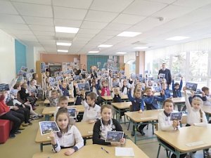 На страже детства: сотрудники полиции Ялты рассказали учащимся школы МДЦ «Артек» о правилах безопасности