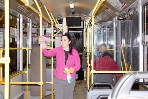 В «Крымтроллейбусе» ежедневно дезинфицируют поручни, сидения, стены и стёкла подвижного состава