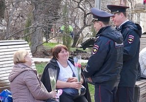 В Севастополе участковые уполномоченные полиции присоединились к акции «8 марта – в каждый дом!»