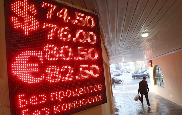 Опрос: Россияне больше боятся обвала рубля, чем коронавируса