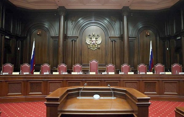 На сайте Конституционного суда появилась статья, где критиков обнуления сроков Путина назвали «шлюхами»