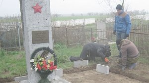 Пожарные Красногвардейского привели в порядок памятник советскому летчику
