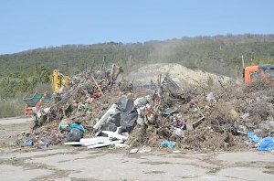 С бахчисарайского кладбища вывезли 15 тонн мусора