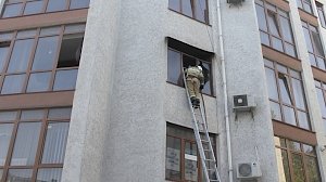 В Симферополе в квартире пенсионерки загорелась мебель