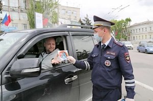 Полиция и казаки при патрулировании раздают крымчанам георгиевские ленточки