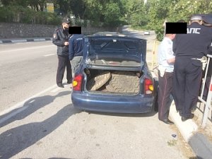 В Ялте полицейские обнаружили в остановленном автомобиле похищенные несколько часов назад с улиц города крышки от канализационных люков