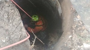 В Симферополе спасатели вытащили женщину из пятиметровой ямы