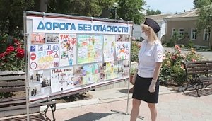 Евпаторийские полицейские в качестве экспертов приняли участие в детском конкурсе рисунков по безопасности дорожного движения