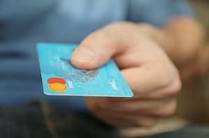 Крымчане стали чаще оплачивать покупки картами