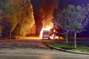В ночное время в Севастополе сгорел микроавтобус