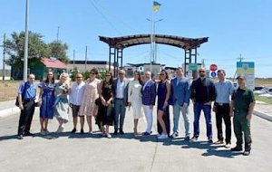 "95-й квартал" на государственном уровне: украинский министр расписался с подружкой на границе с Крымом