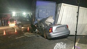 В ночное время в столице Крыма столкнулись легковушка и грузовик