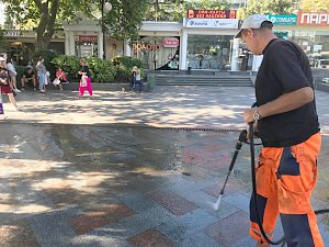 В Ялте продолжается дезинфекция дорог, подъездов МКД и общественных территорий