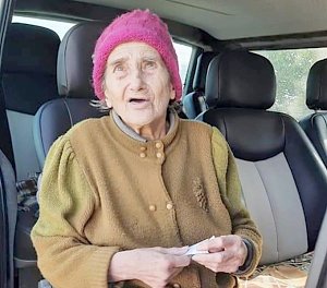 Сотрудники керченской полиции помоги вернуться домой потерявшейся одинокой пожилой женщине, страдающей потерей памяти