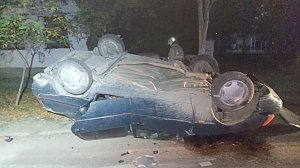 В Приморском в ночное время водитель перевернулся на авто
