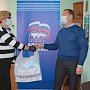 Виталий Шатунов передал волонтерам вещи для работы в условиях коронавируса
