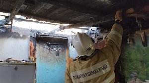 В Старом Крыму спасатели предотвратили крупный пожар в частном доме
