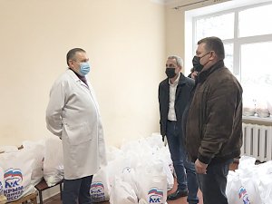 Депутат передал крымским медикам сотни пакетов с фруктами