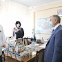 Владимир Константинов поздравил с новогодними праздниками пациентов Республиканской детской больницы и учащихся Научненской школы