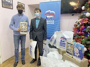 Юные крымчане получили новогодние подарки от Ивана Манучарова