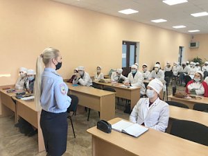 В Севастополе студенты медицинского колледжа познакомились с работой полицейских в рамках акции «Студенческий десант»