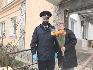 Севастопольские полицейские вместе с общественниками и представителями муниципалитетов поздравили вдов и матерей погибших сотрудников с Международным женским днём