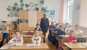 В преддверии летних каникул сотрудники Госавтоинспекции Красногвардейского района провели для школьников «Единые уроки безопасности дорожного движения»