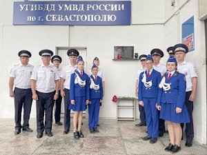 Юные инспекторы движения Севастополя почтили подвиг командира взвода ДПС, спасшего детей ценой собственной жизни