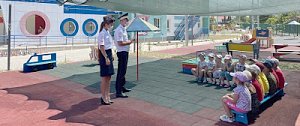 В Севастополе воспитанники детских садов, расположенных в отдалённых районах города, подключились к городской акции «Дети рисуют ПДД»