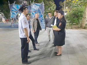 Полицейские вместе с представителями государственного учреждения провели разъяснительную работу в детском парке