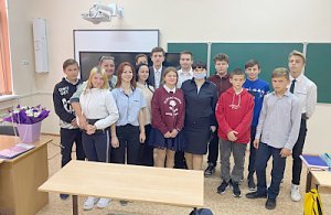 В День учителя севастопольские полицейские поздравили с праздником преподавателей